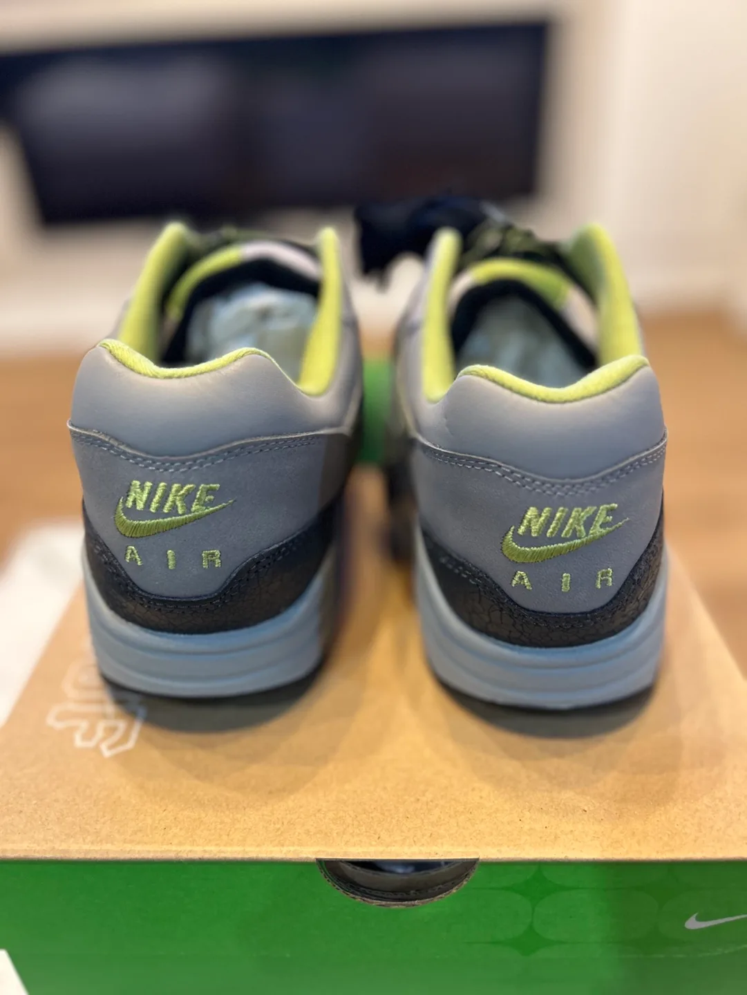 FS: DS Air Max 1 x HUF Green size 9.5  Brand new with box image indicator(2)