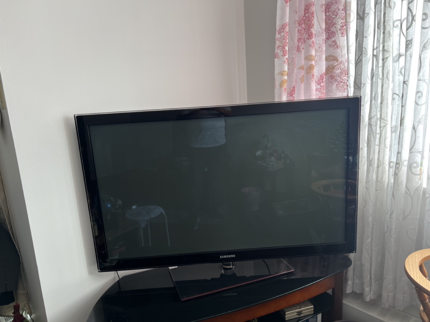 50 inch plasma Samsung TV works good. No issues with TV stand.