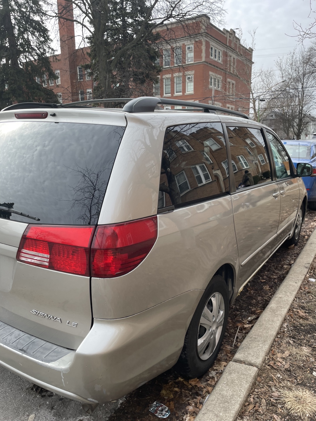2005 Toyota Sienna LE Minivan - photo 2
