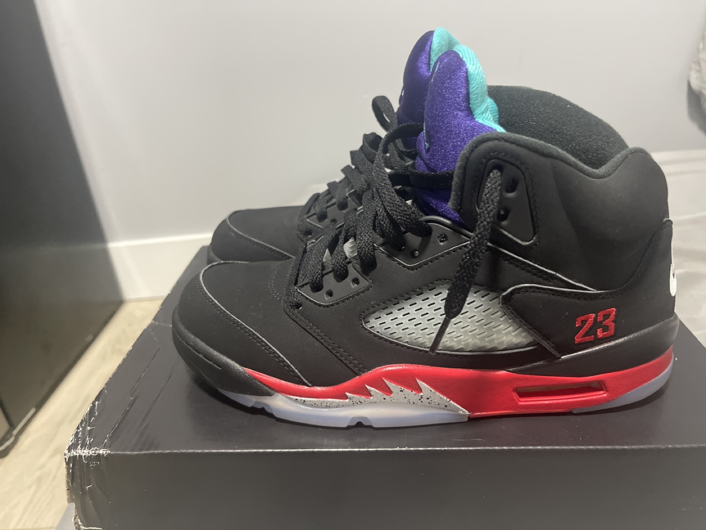 Air Jordan 5 Retro emerald fire red Size 8.5