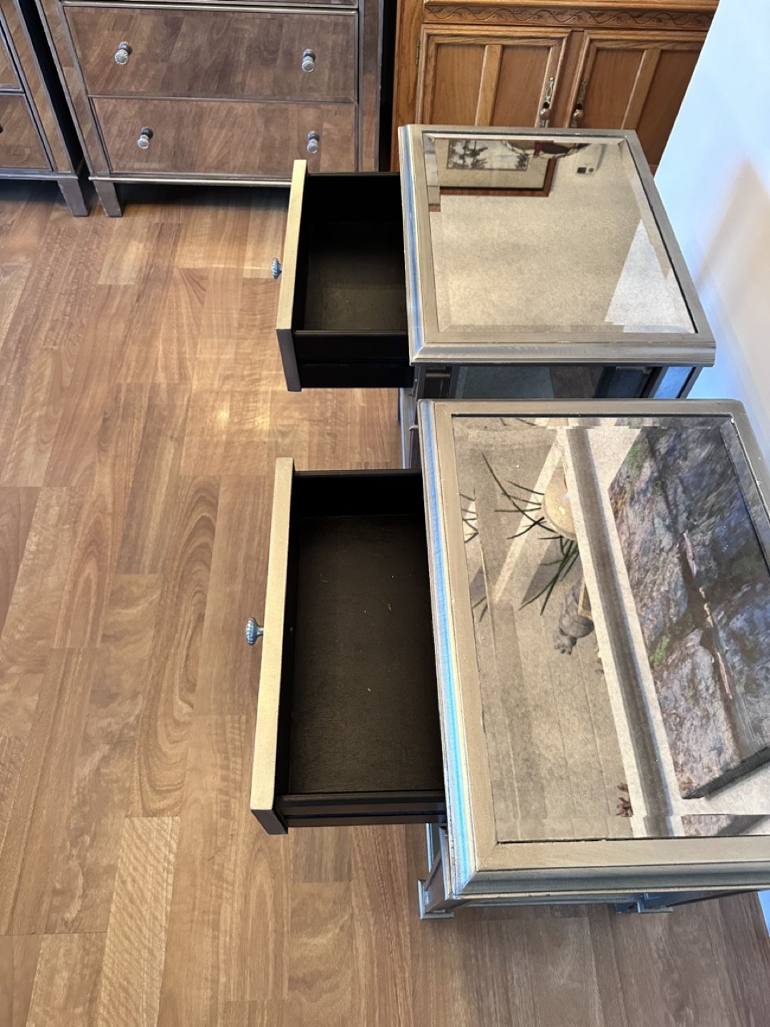 Pair of Mirrored Nightstands - photo 5