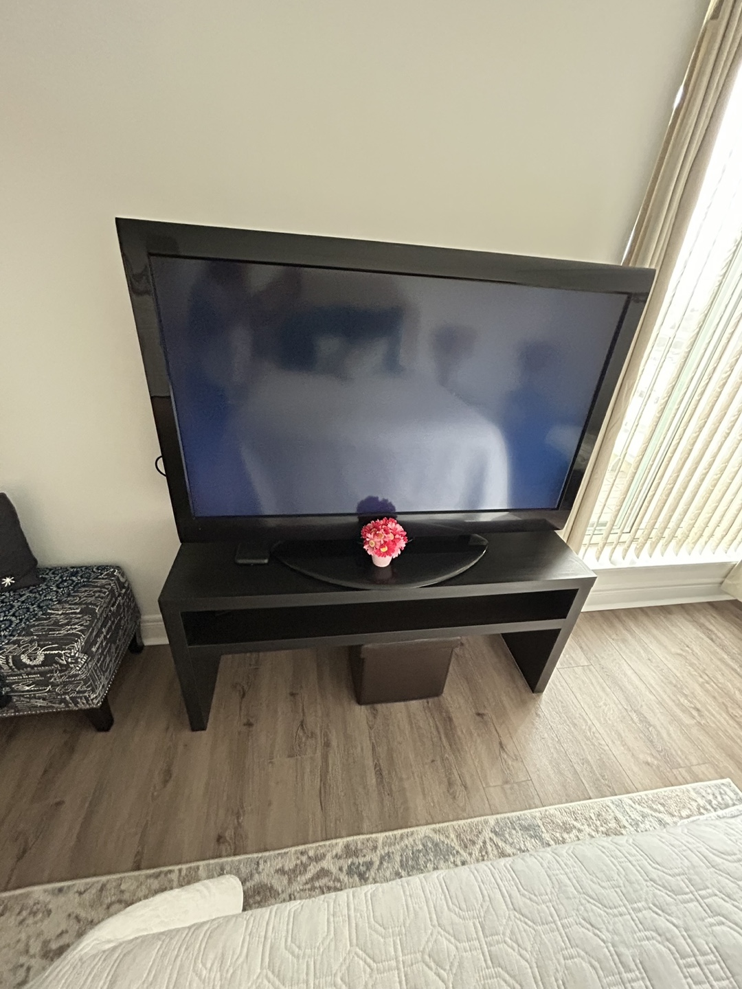 55’ Toshiba 55HT1U Model TV With Black Oval Base - photo 3