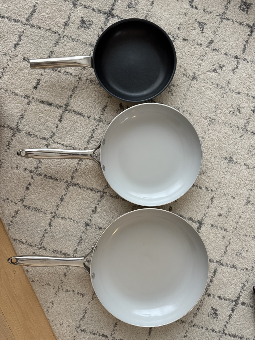 Three frying pans; two ceramic, one non-stick - photo 2