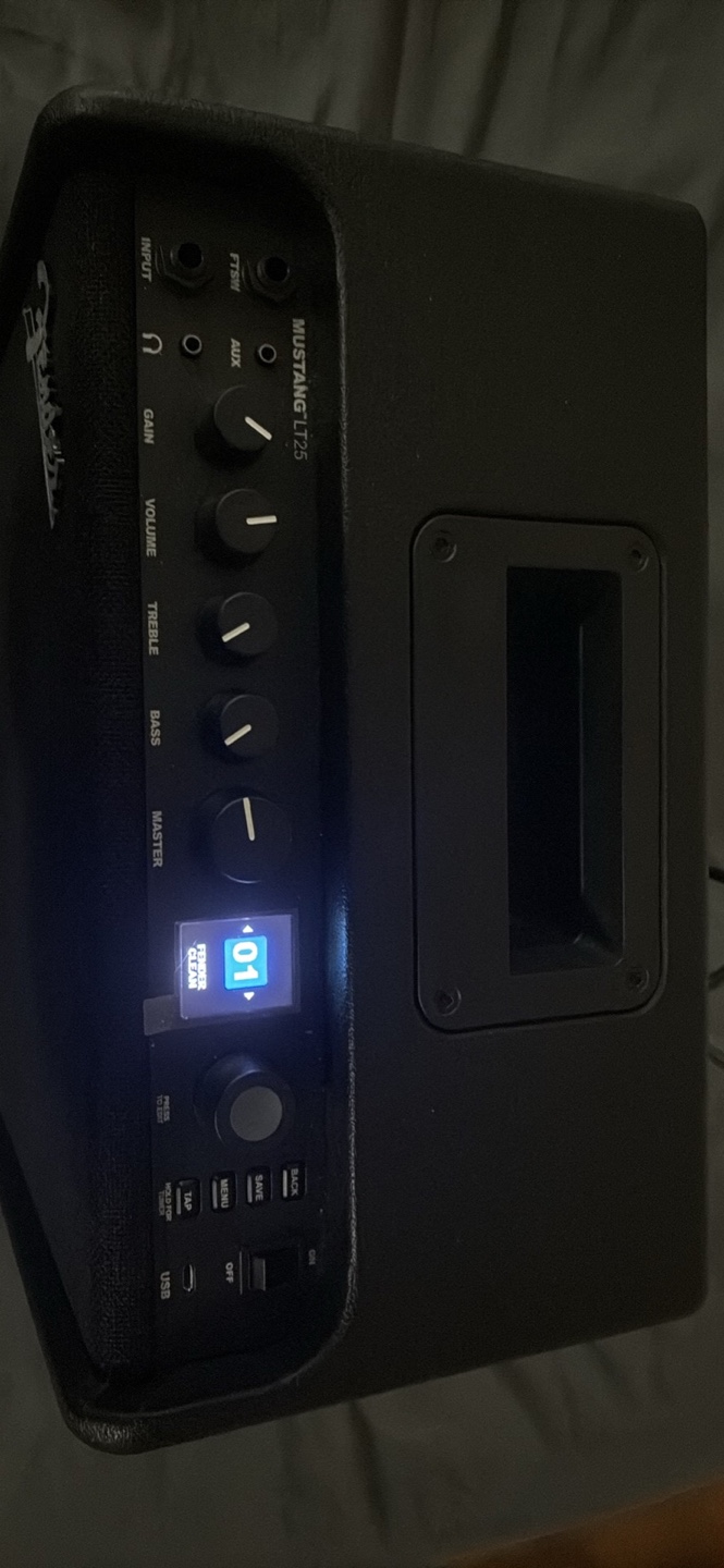 Fender Mustang LT25 Guitar Amplifier - photo 2