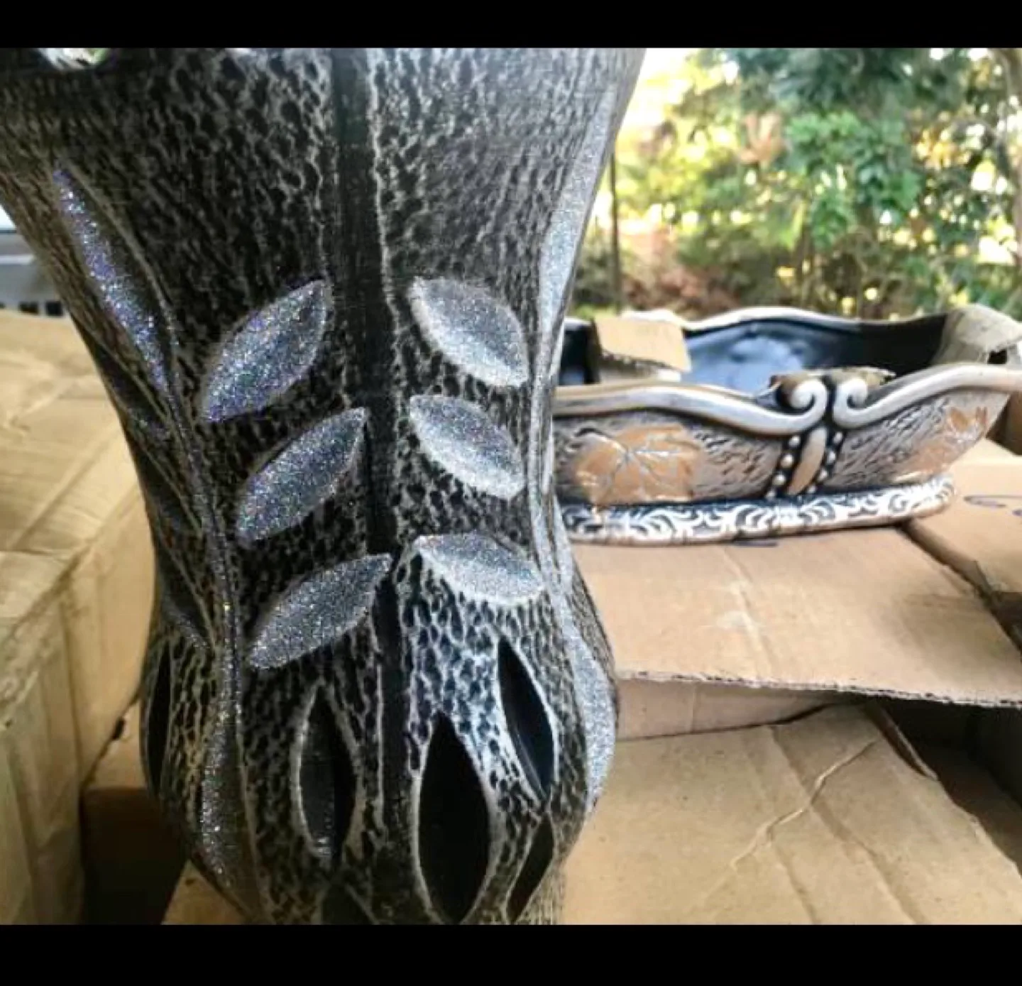 Elegant Decorative Vase, Black and Silver image indicator(6)