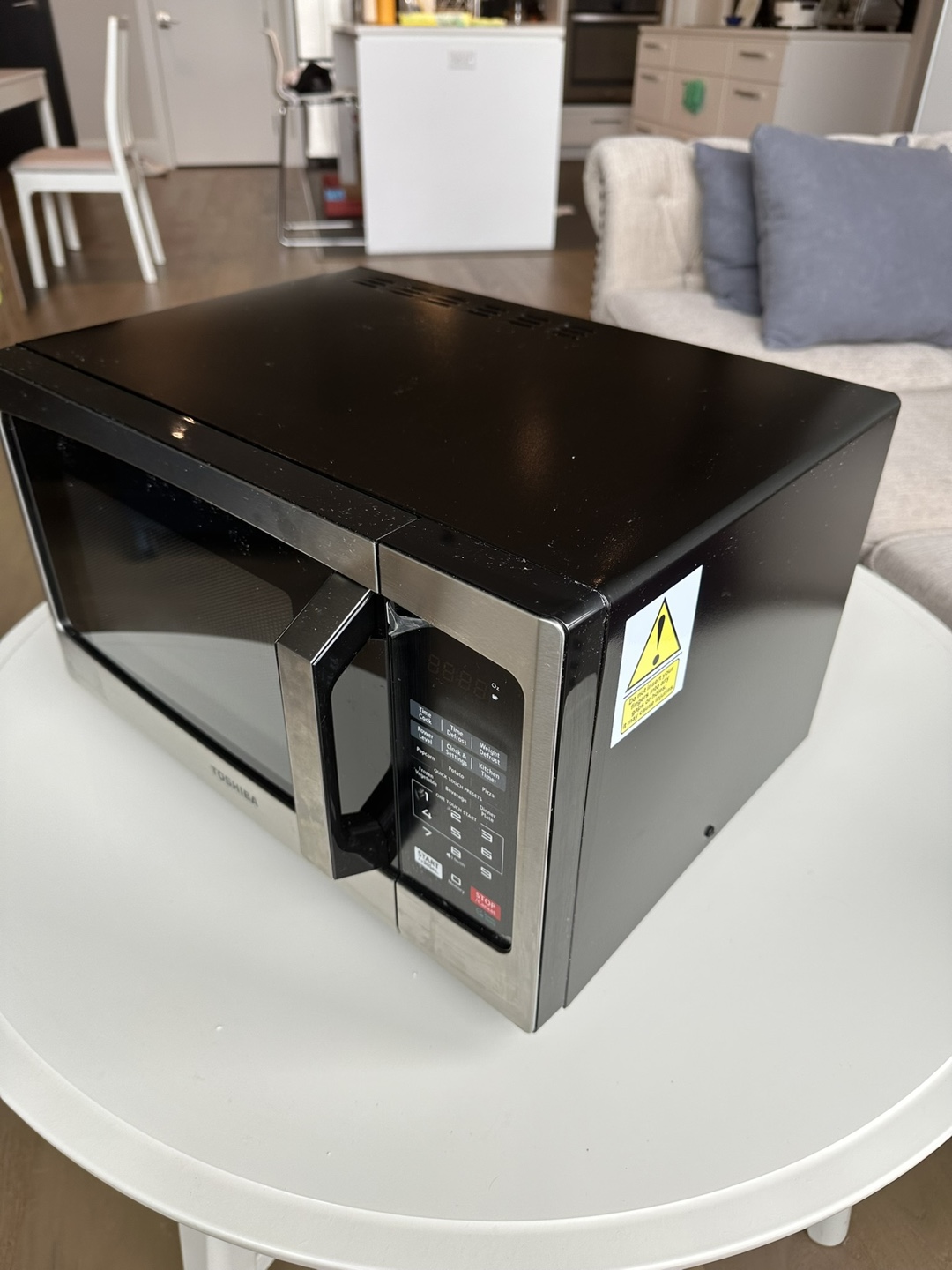 Toshiba Microwave - basically New - photo 4