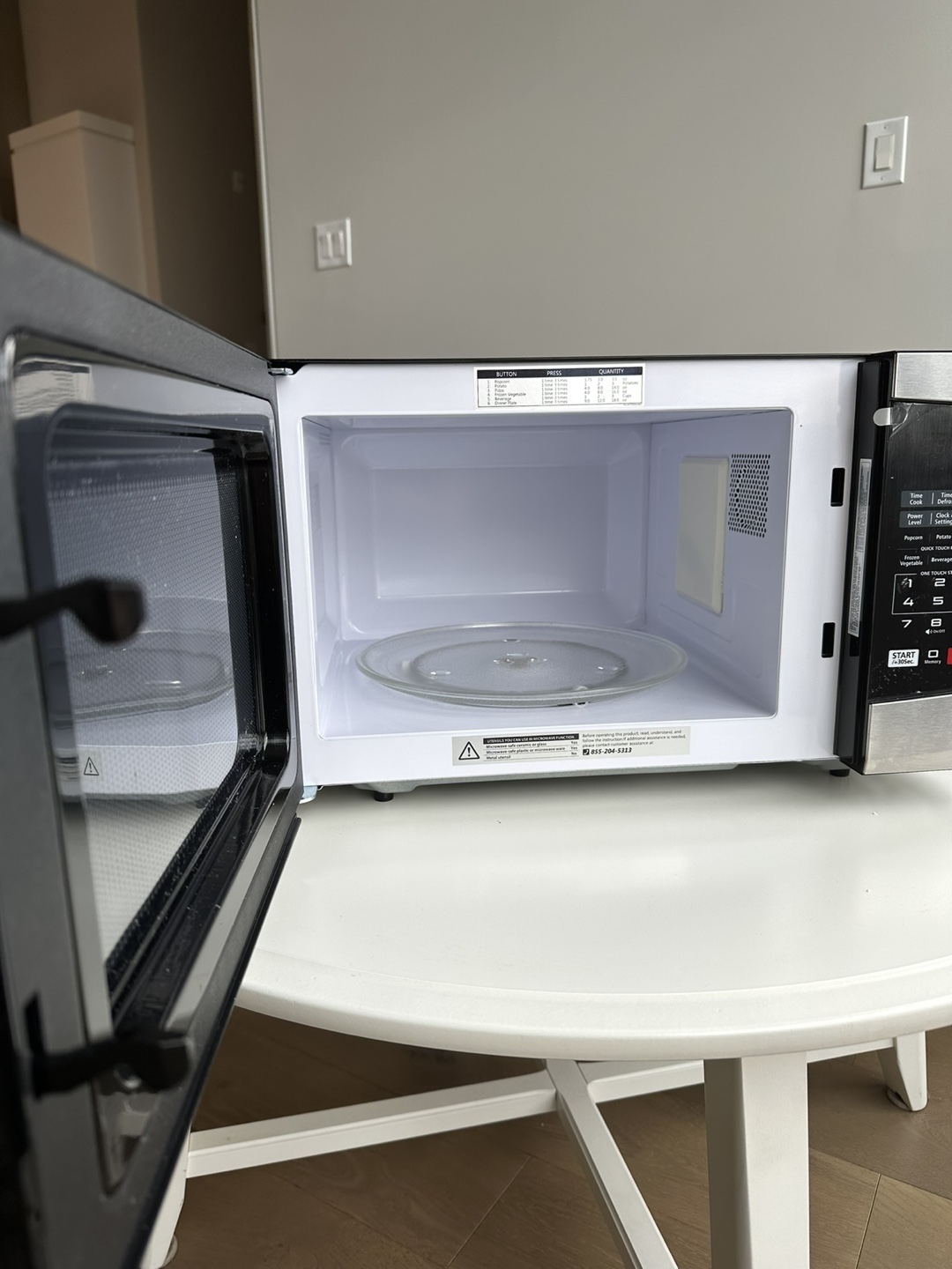 Toshiba Microwave - basically New - photo 3