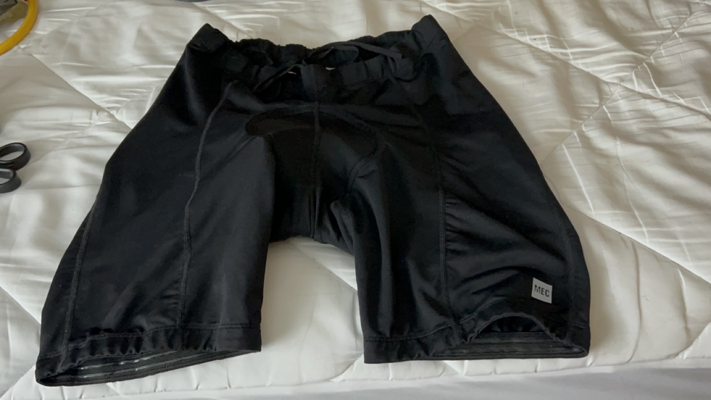 MEC - Men’s Sz.Large Biking shorts - black like new - photo 4