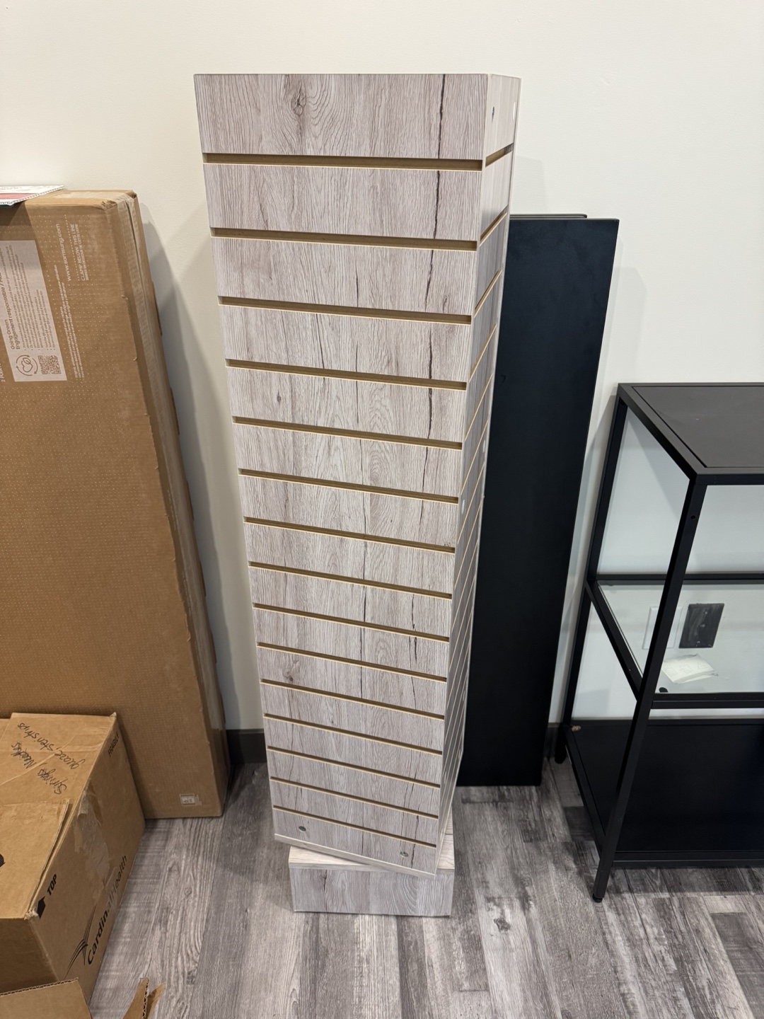 Freestanding slatwall rotating display unit
