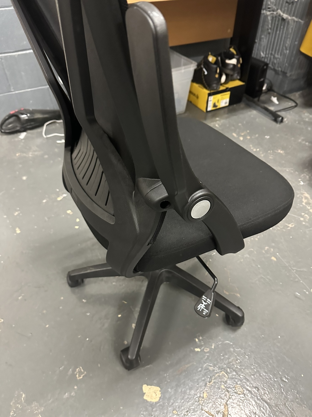 Black Mesh Office Chair with Adjustable Height - photo 3