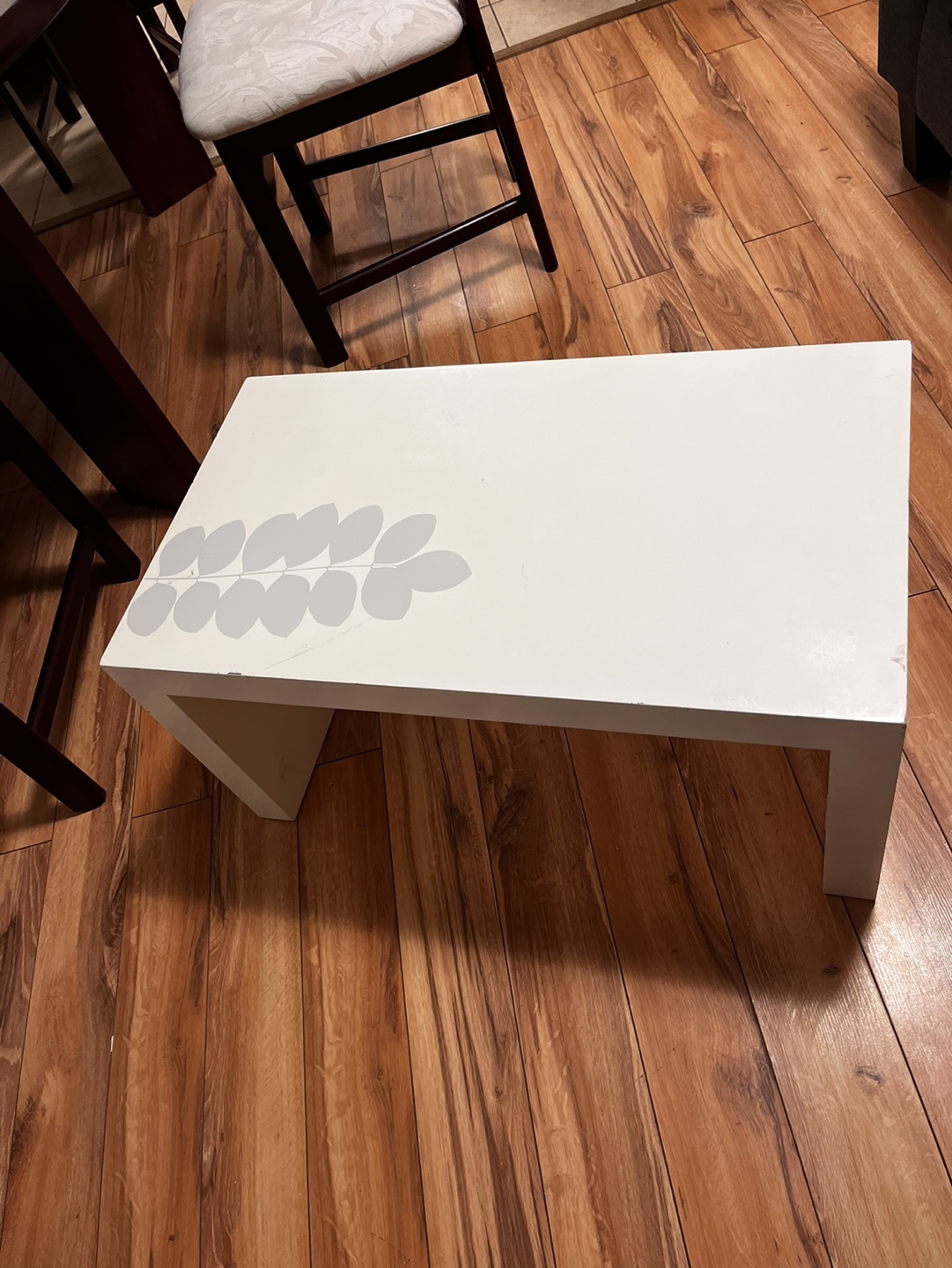 White Coffee Table with Leaf Design - photo 4