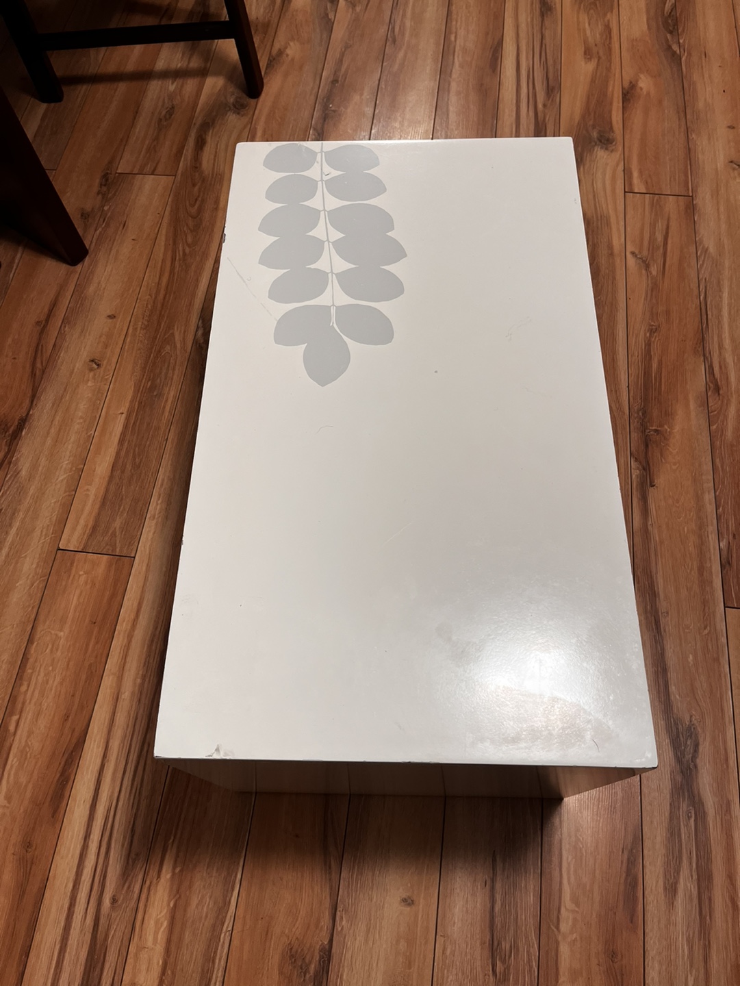 White Coffee Table with Leaf Design - photo 2