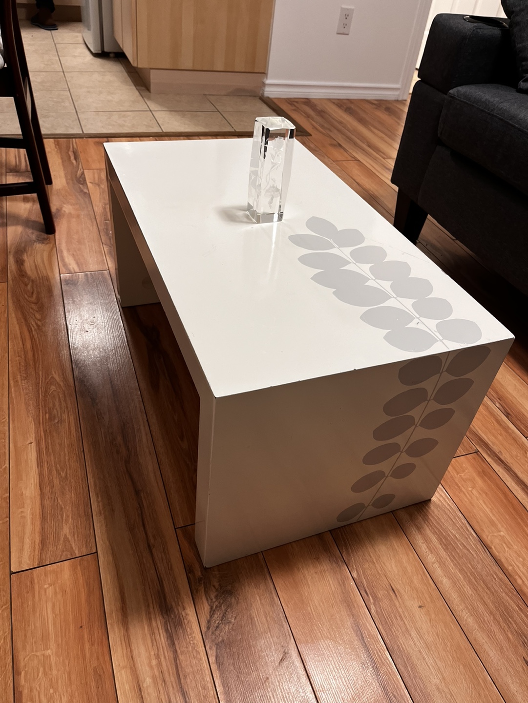 White Coffee Table with Leaf Design - photo 3