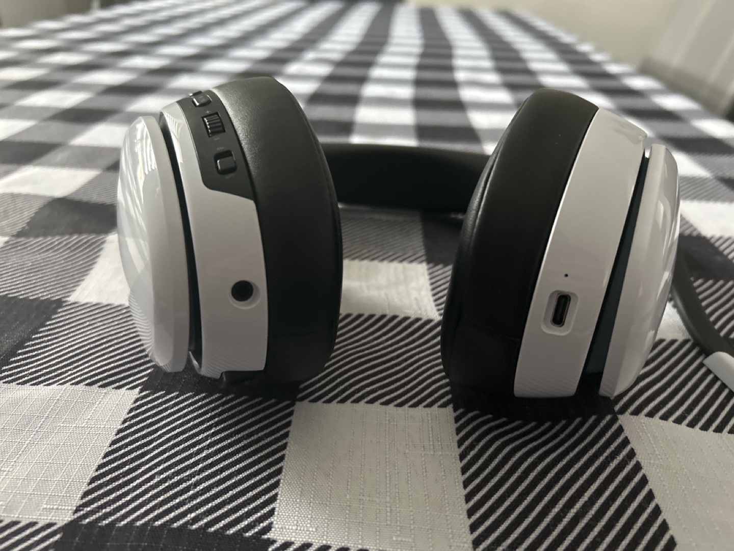 Wireless Gaming Headset - White and Black - photo 2