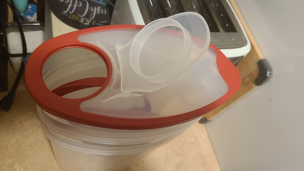 3 RubberMaid Food Storage Containers with Lids - photo 3