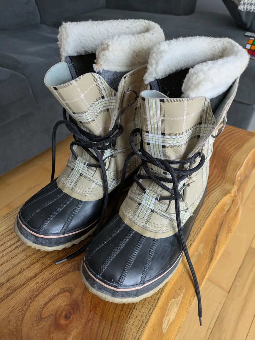SOREL Women's Winter Boots - Size 7 - Plaid Pattern image indicator(4)