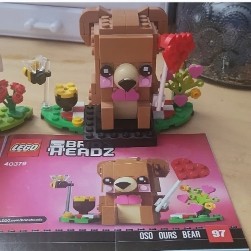 LEGO BrickHeadz Valentine's Day Bee & Bear 40377 & 40379 image indicator(3)