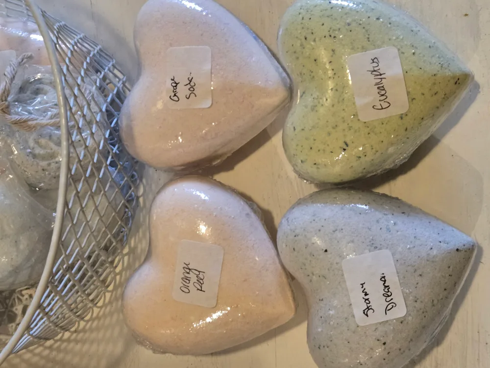 Heart-shaped bath bombs image indicator(3)