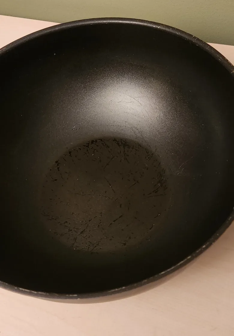 Used Black Wok Pan with Metal Handle image indicator(2)