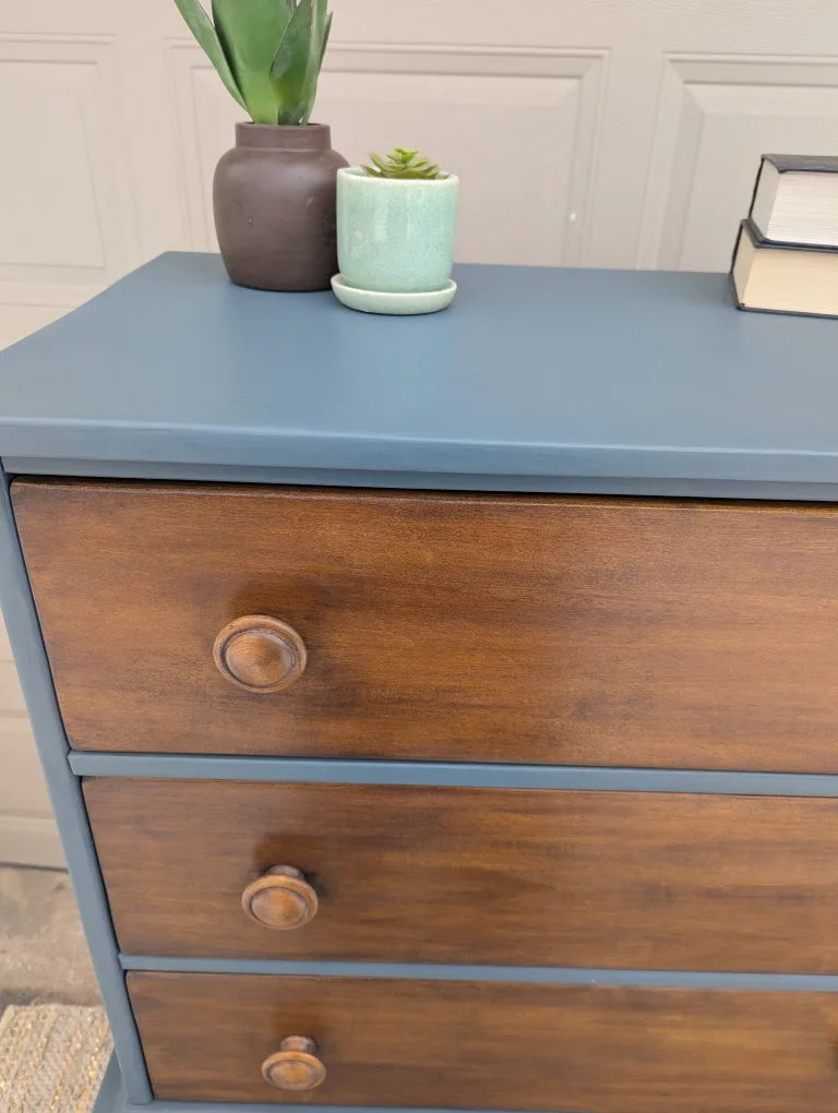 Vintage Two-Tone Chest of Drawers image indicator(6)