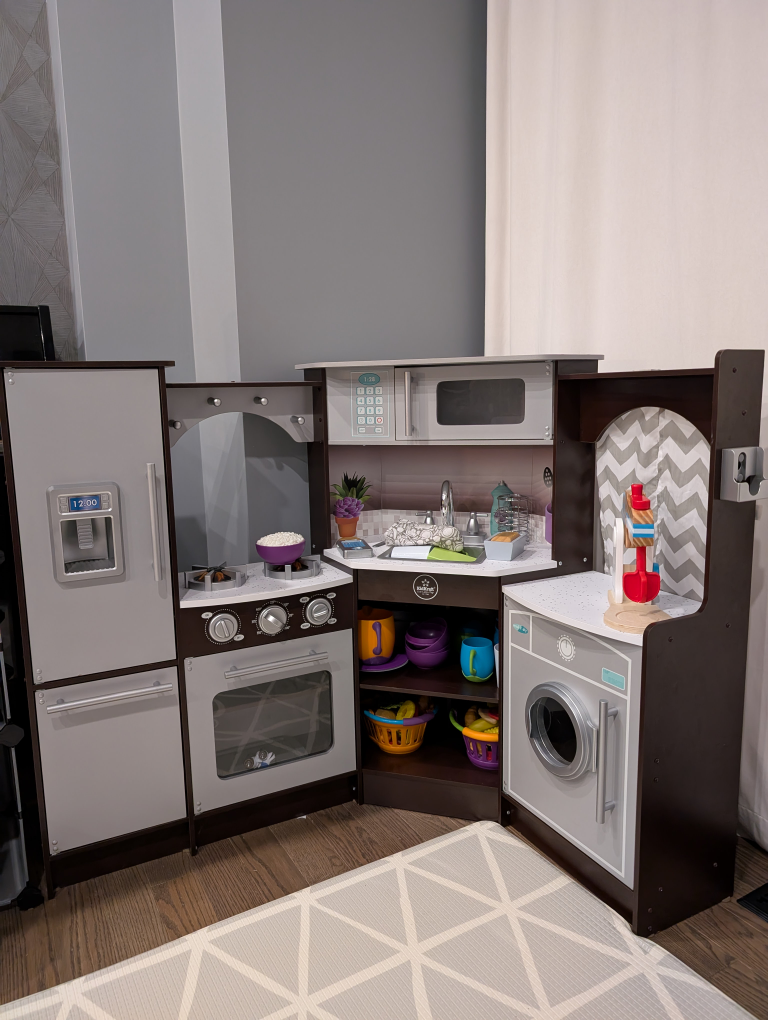 Play Kitchen with food toys included. - photo 4