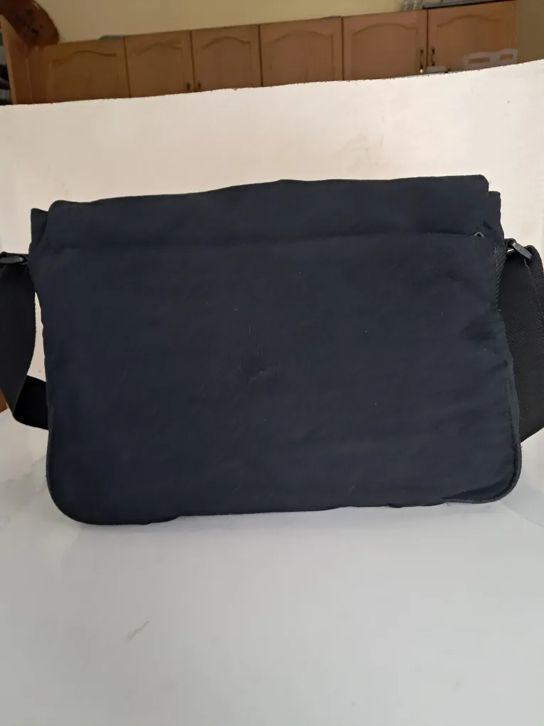 🏈Jantzen Black Messenger/Lap Top bag image indicator(2)