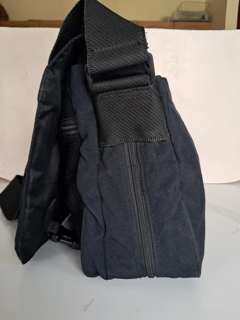 ���🏈Jantzen Black Messenger/Lap Top bag image indicator(3)