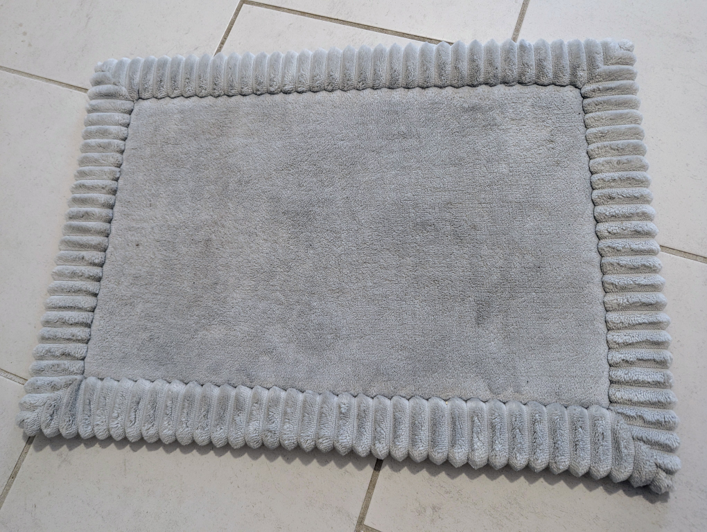 Two bath mats and one doormat - photo 3