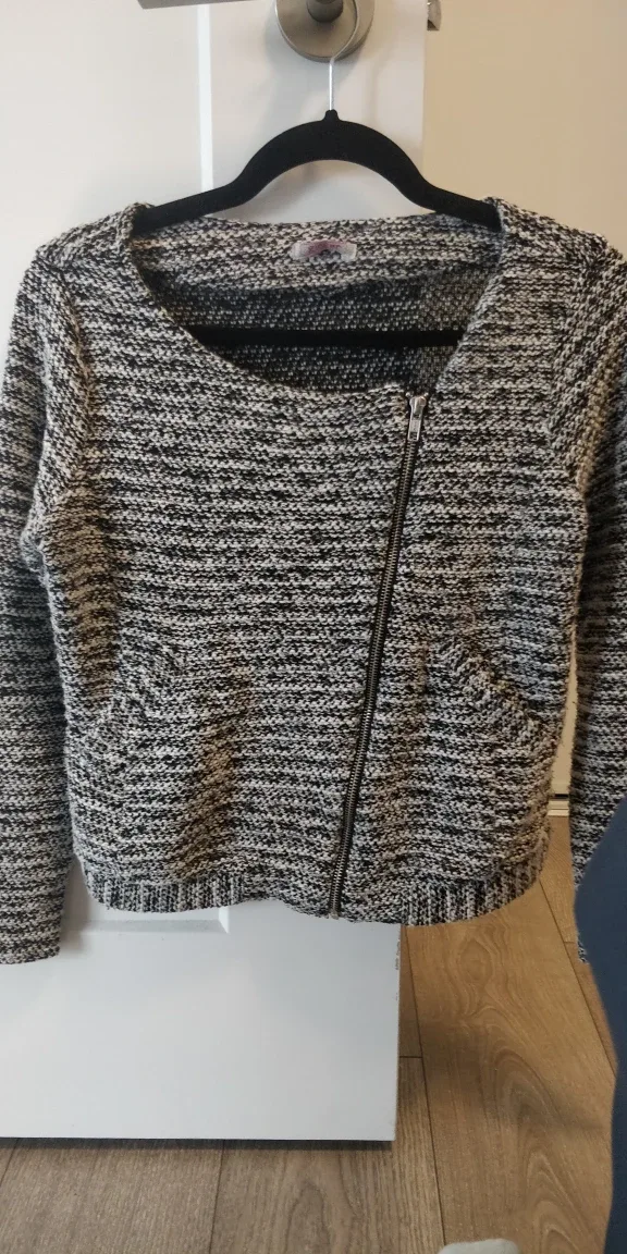 Women's Black and White Knitted Zip-Up sweater image indicator(3)