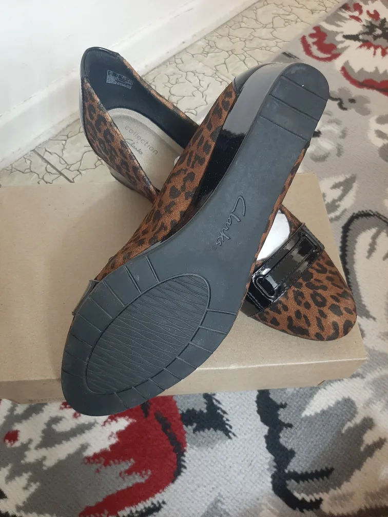 NEW in Box Women's Clarks wedge, leopard print size 10 image indicator(4)