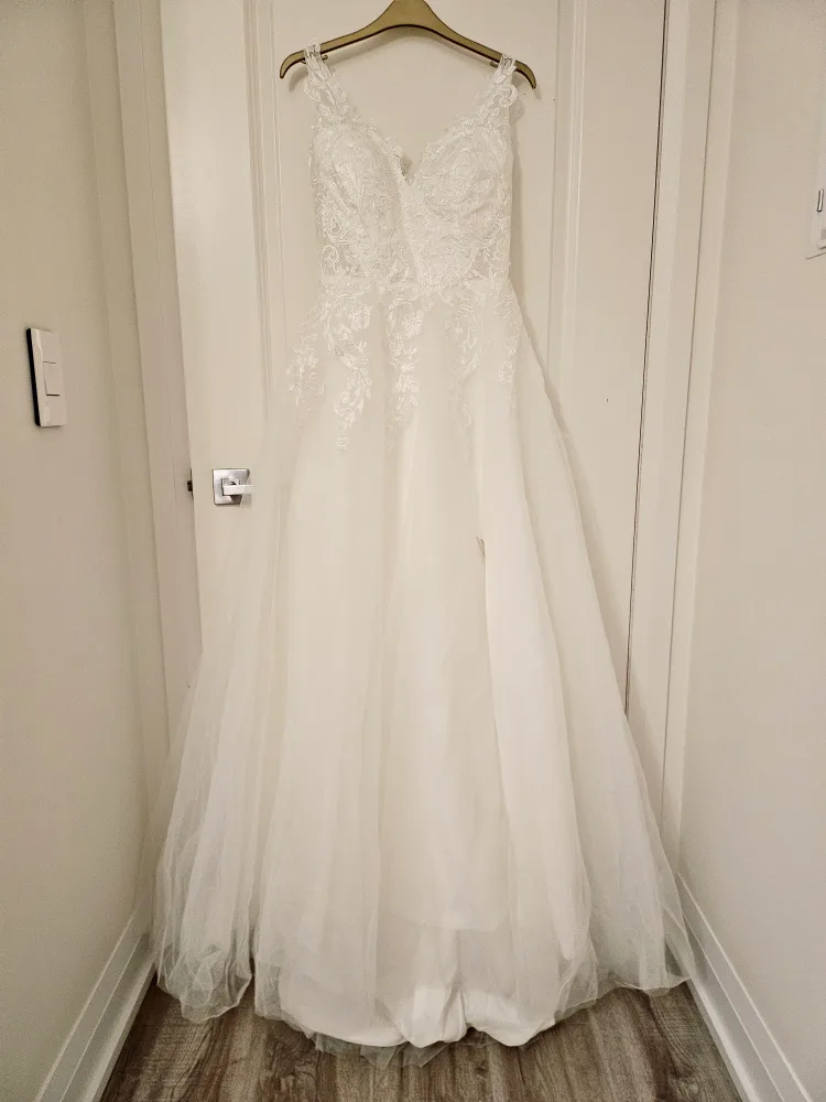 Brand New Ivory Wedding Dress image indicator(2)