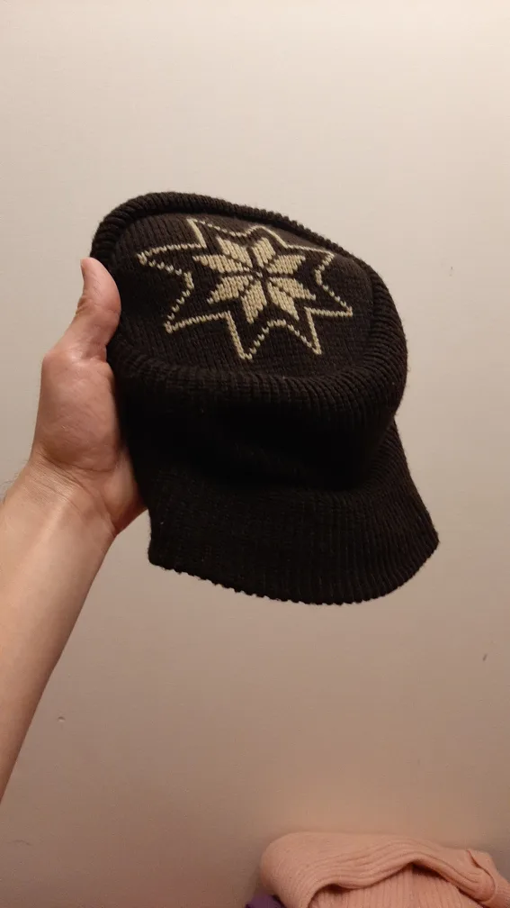 Flexible Brown Knitted Newsboy Cap with Snowflake Design image indicator(5)
