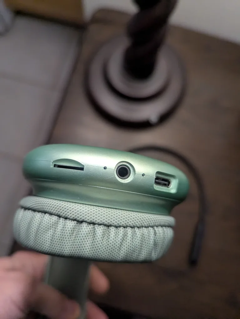 Hoco w35 headphones and Hoco es70 earbuds image indicator(2)