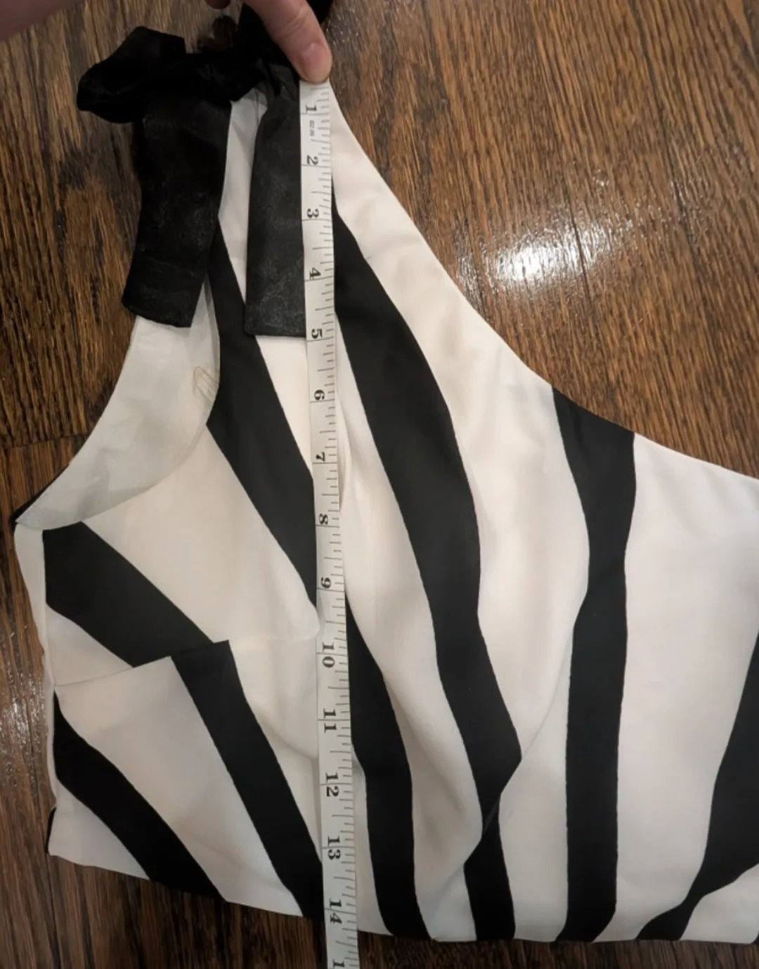 L'ATISTE by Amy Black and White Striped One Shoulder Crop Top image indicator(7)