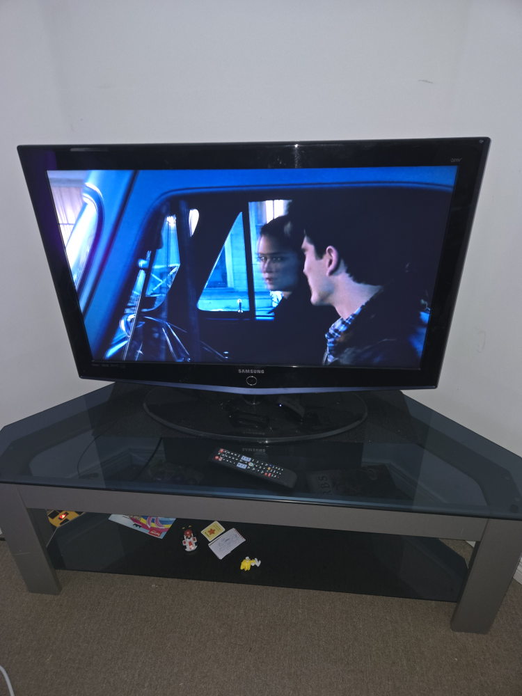 Samsung 40 inch LCD TV with Corner Stand - photo 2