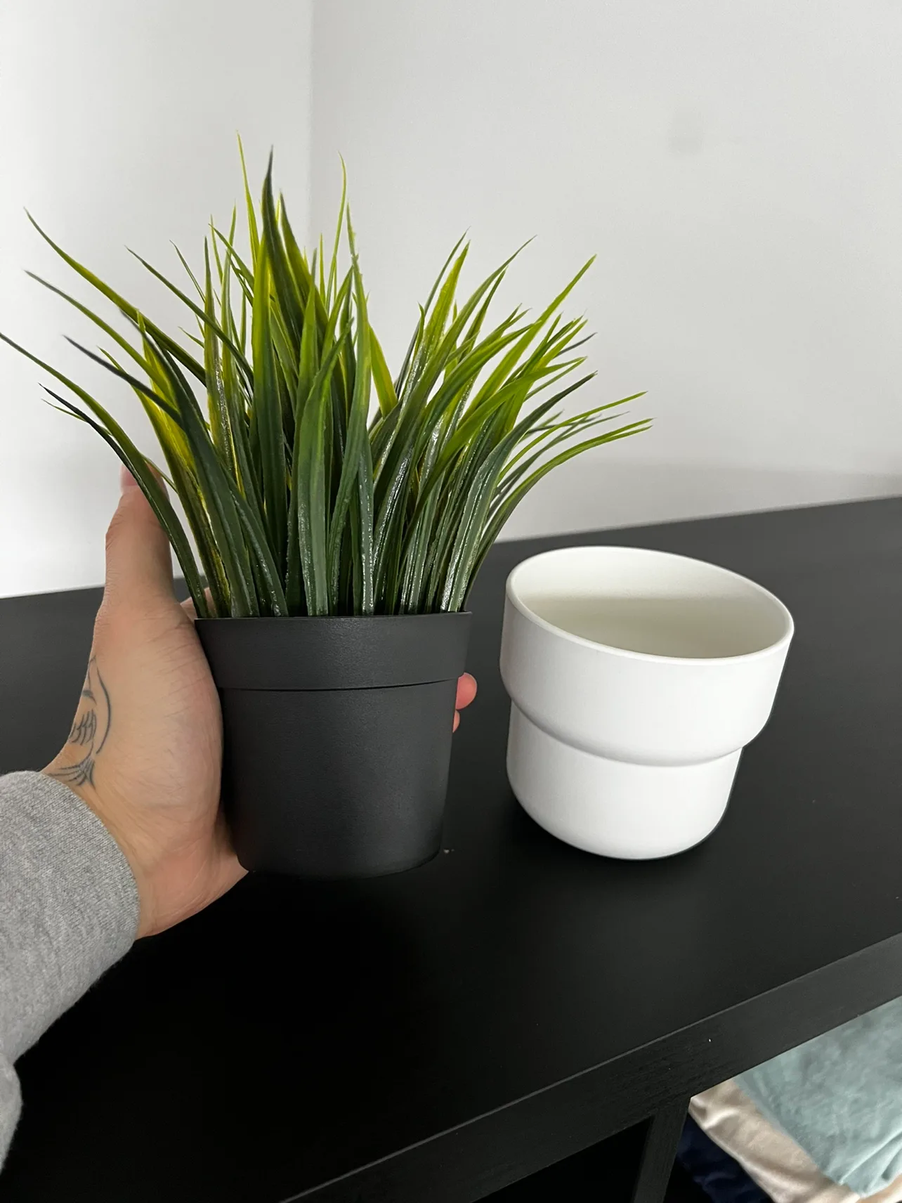 Artificial potted plant 2/5 image indicator(3)