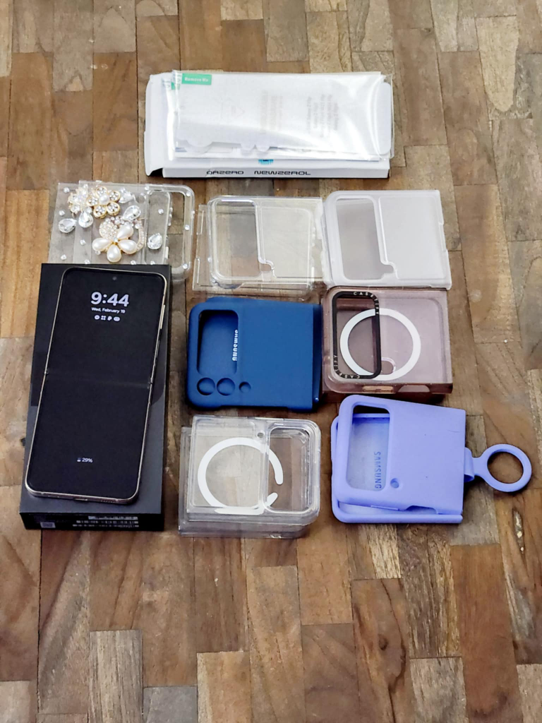 Samsung Galaxy Z Flip4 - 512GB Mint Condition - photo 2