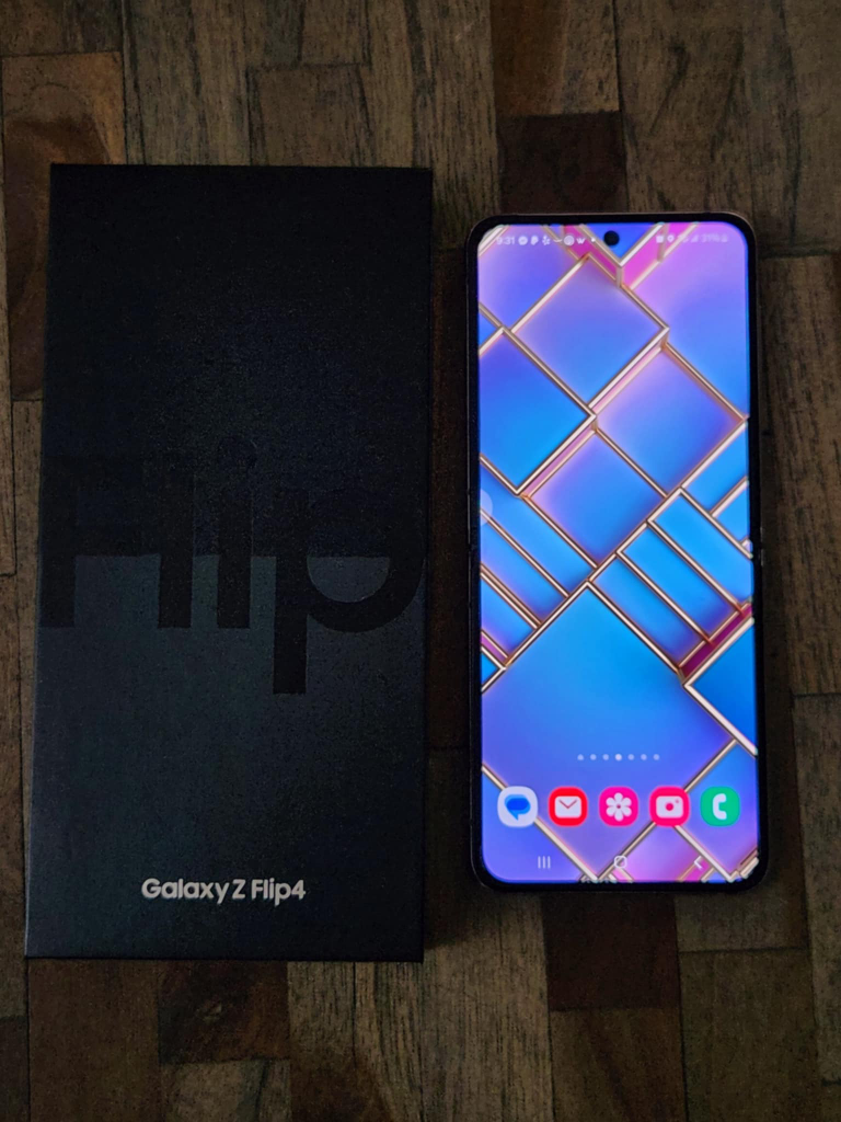 Samsung Galaxy Z Flip4 - 512GB Mint Condition - photo 4