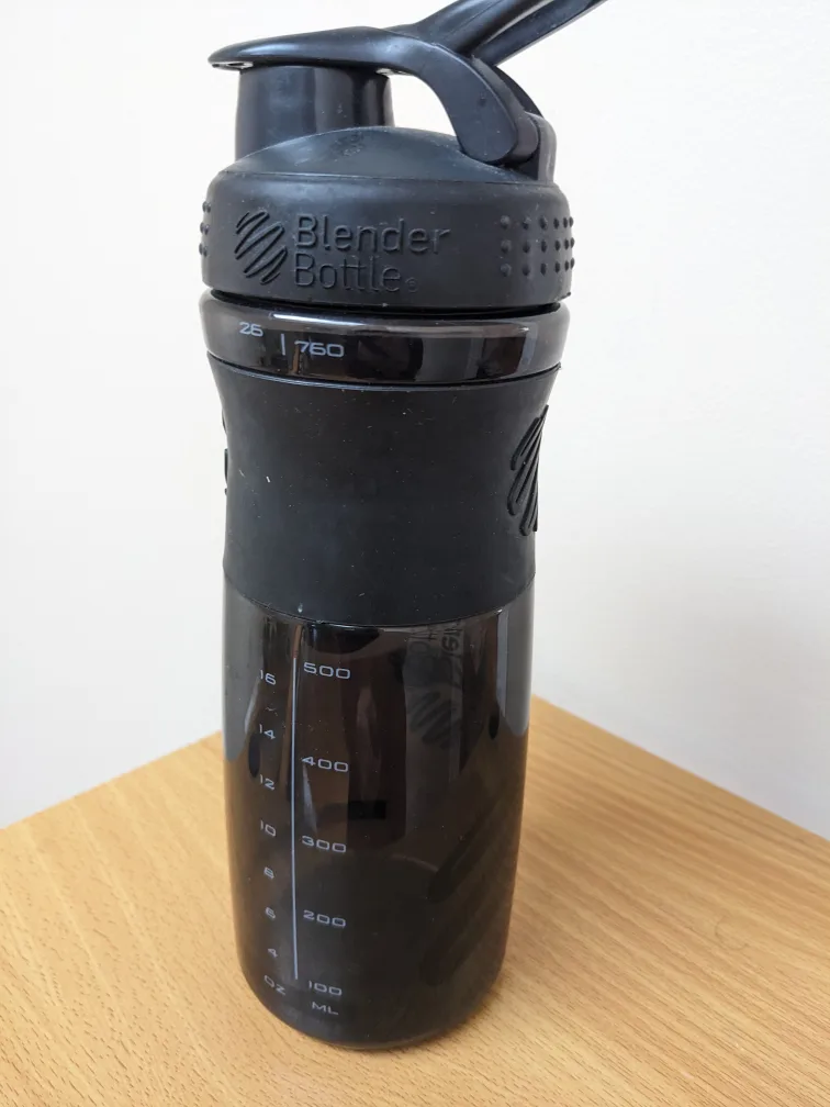BlenderBottle SportMixer 26 oz Black Shaker Bottle image indicator(2)