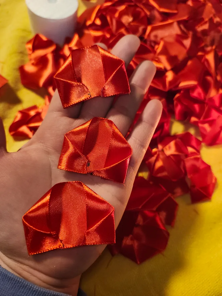 100 pcs handmade red satin ribbon petals image indicator(2)