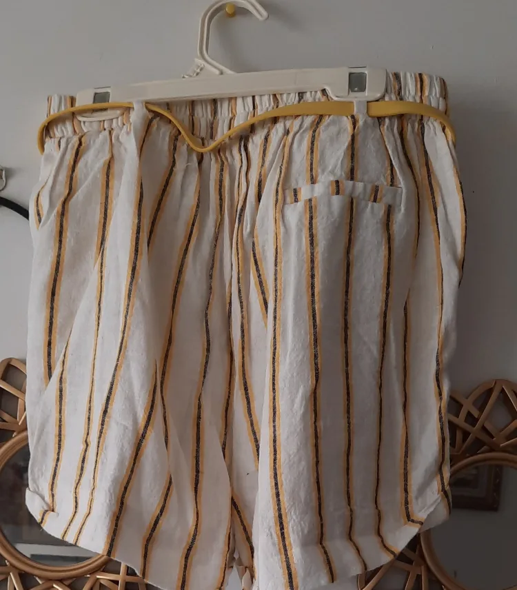Women's Striped Shorts with Belt image indicator(4)