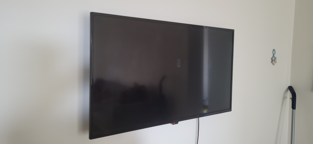 Insignia 43" Smart TV with Remote, Wall mount and Legs