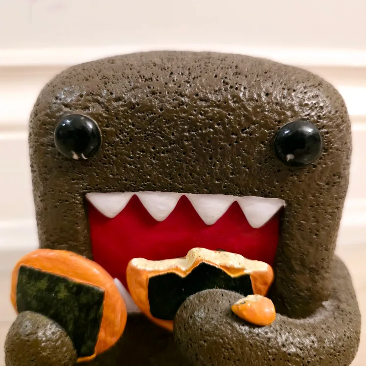 Domo Kun Piggy Bank Figure Eating Rice Crackers: Hard Acrylic image indicator(9)