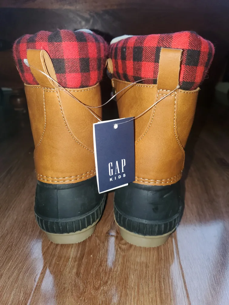 Brand NEW Gap Kids Snow Boots Size 3/4 image indicator(4)
