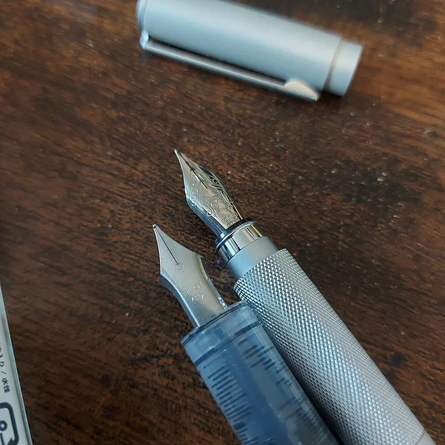 Pilot Petit1 and Metal fountian Pen image indicator(4)