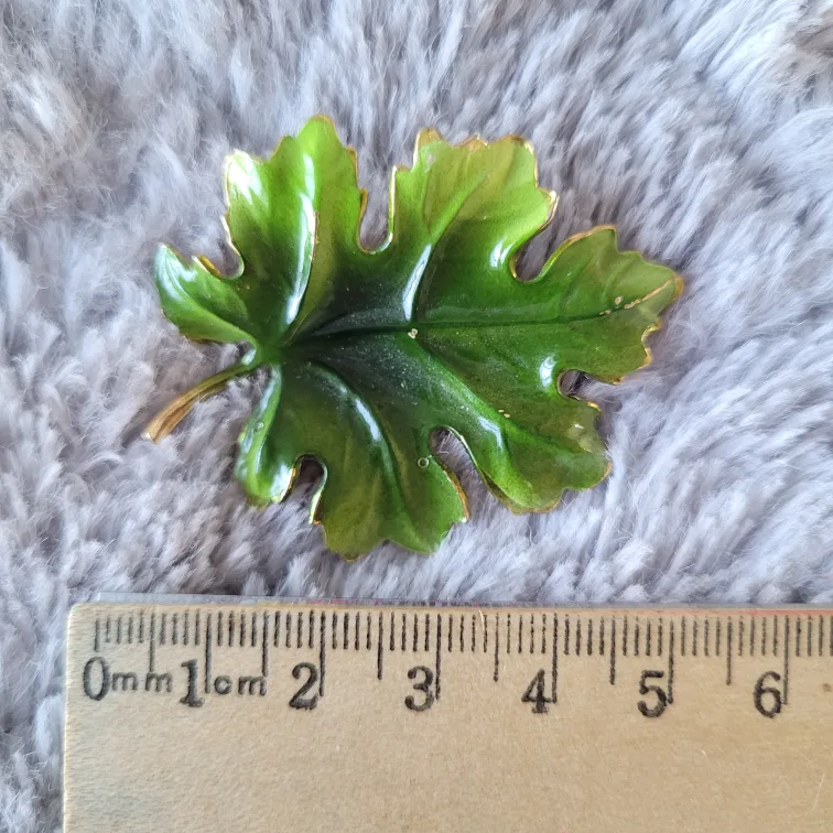 Collection of 8 Vintage Brooches image indicator(7)