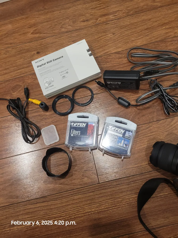 Sony Cyber-shot DSC-F828 Digital Camera with Accessories 🏈 image indicator(6)