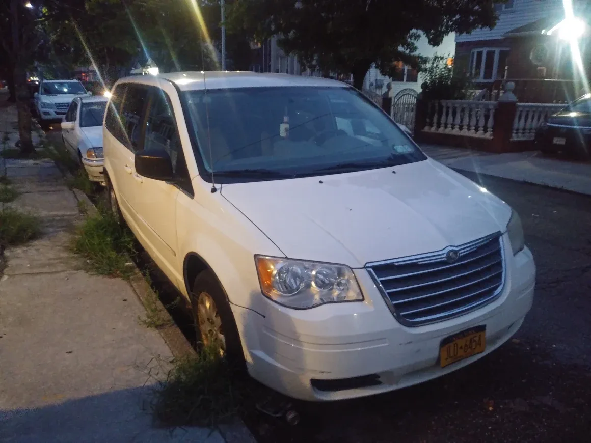 2010 Chrysler Town and Country * 7 Passenger Minivan image indicator(2)