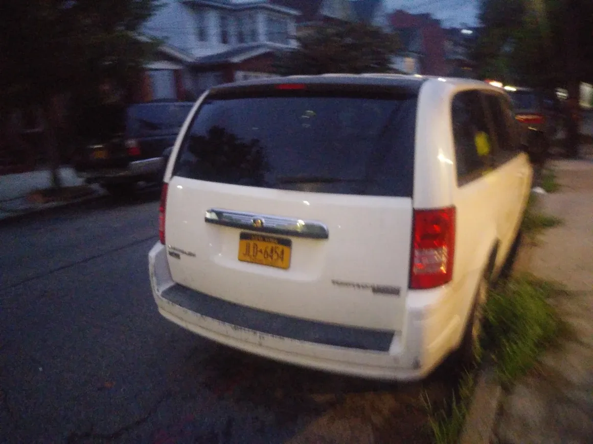 2010 Chrysler Town and Country * 7 Passenger Minivan image indicator(3)