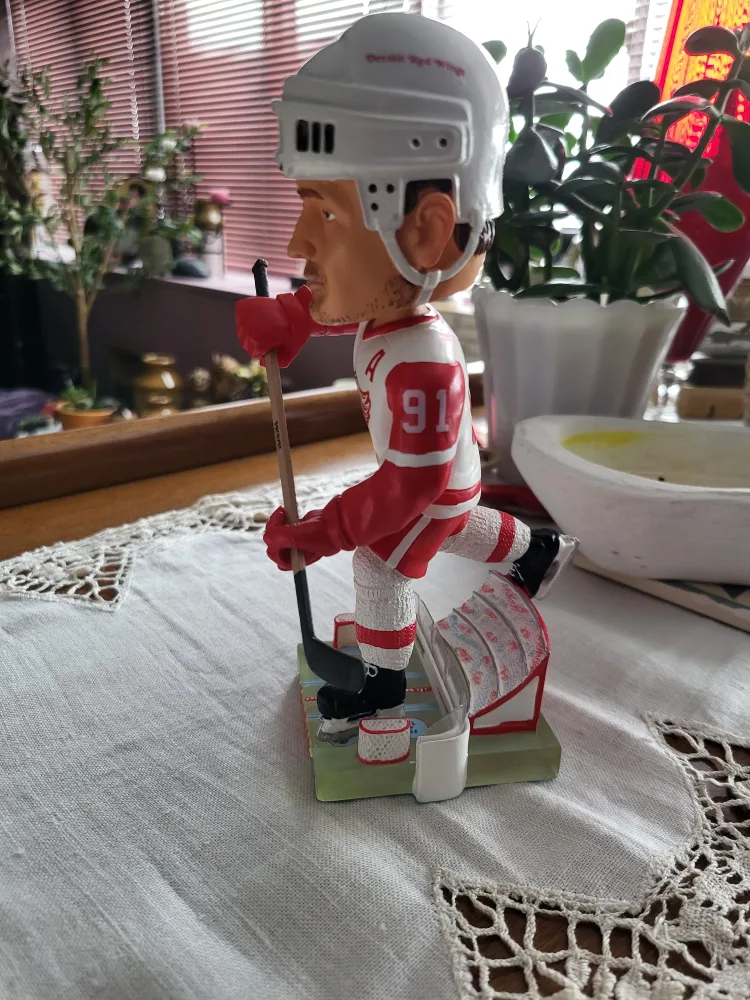 Limited Edition Sergei Fedorov Detroit Red Wings Bobblehead image indicator(6)